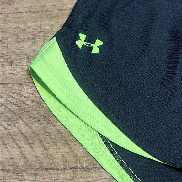 Under Armour Loose fit shorts size medium - Picture 2 of 5